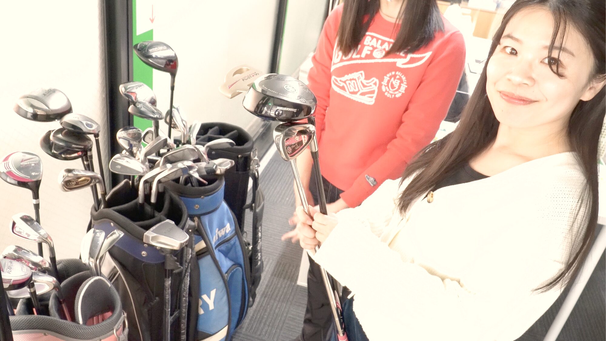 クラブを手に笑顔でこちらを見る受講者